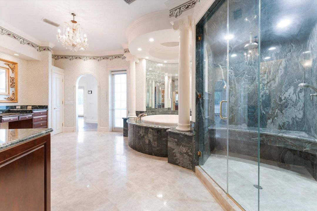 合同活跃: $5,500,000 (4 贝兹, 5 浴室, 8519 平方英尺)