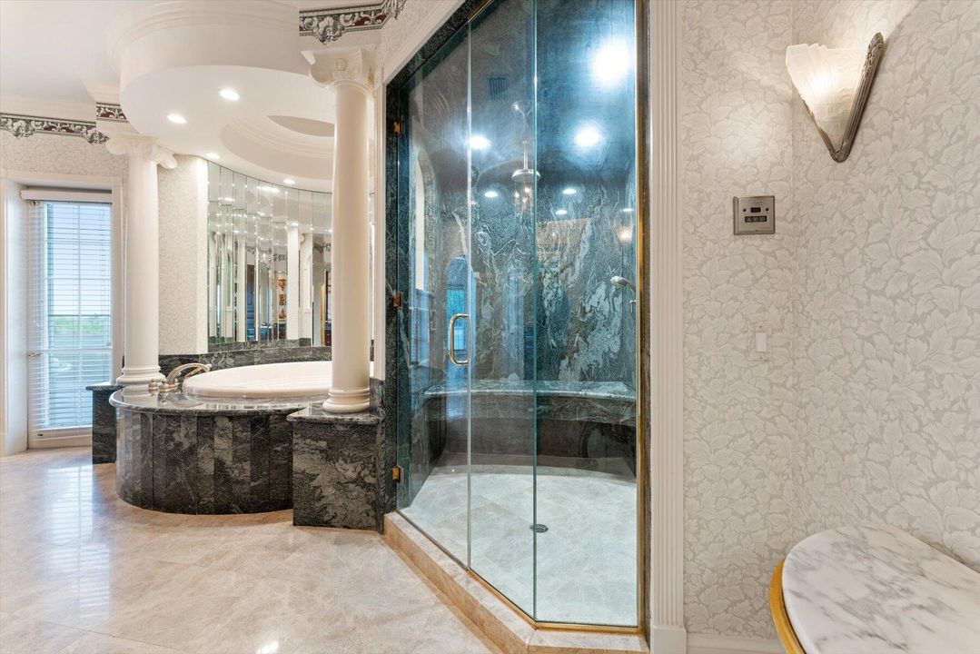 合同活跃: $5,500,000 (4 贝兹, 5 浴室, 8519 平方英尺)