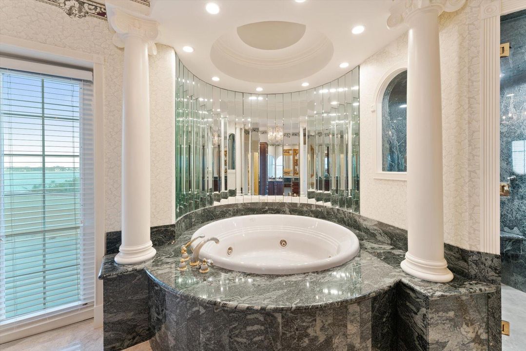 合同活跃: $5,500,000 (4 贝兹, 5 浴室, 8519 平方英尺)