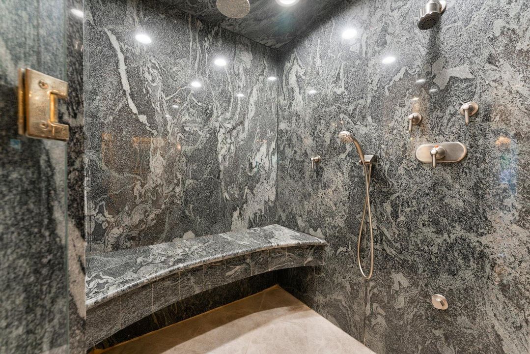 合同活跃: $5,500,000 (4 贝兹, 5 浴室, 8519 平方英尺)