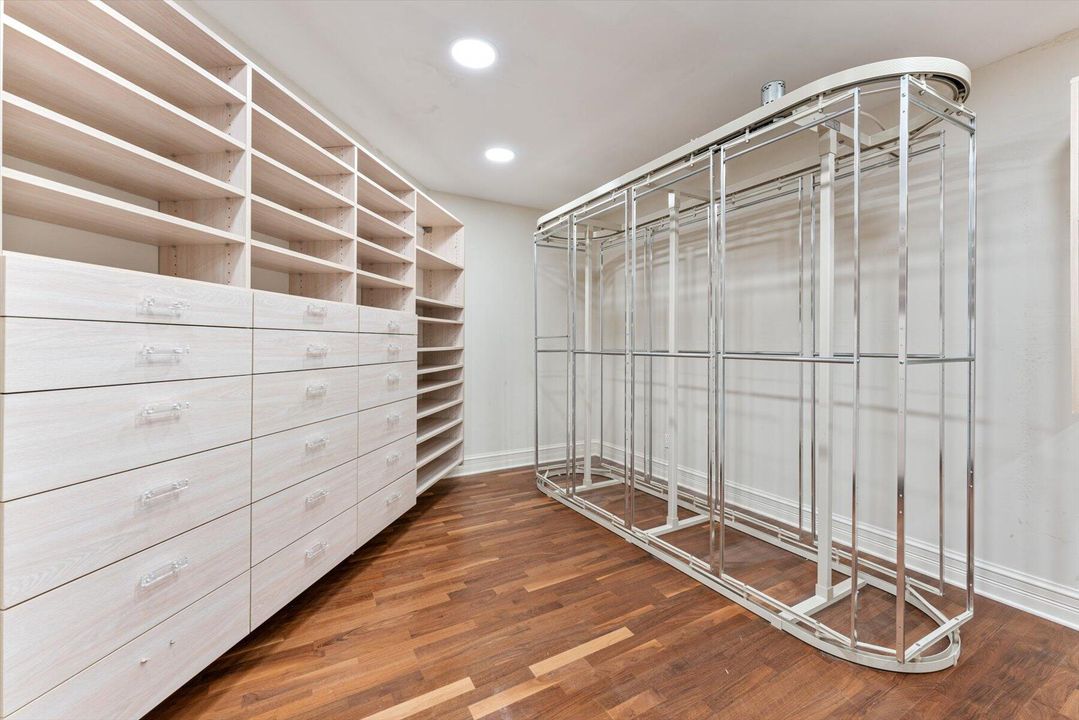 合同活跃: $5,500,000 (4 贝兹, 5 浴室, 8519 平方英尺)