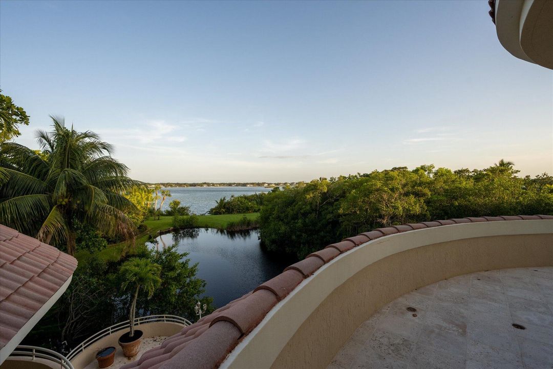 合同活跃: $5,500,000 (4 贝兹, 5 浴室, 8519 平方英尺)