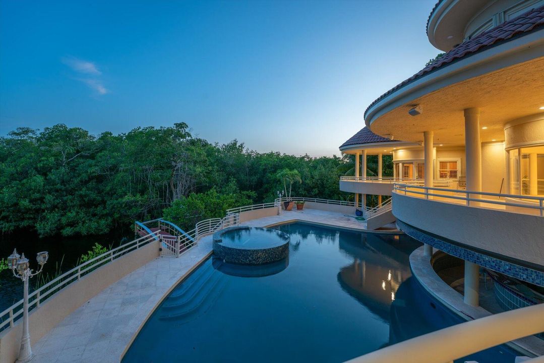 合同活跃: $5,500,000 (4 贝兹, 5 浴室, 8519 平方英尺)