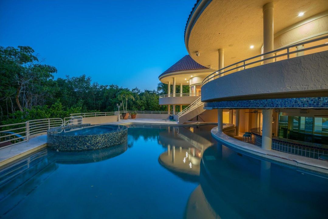 合同活跃: $5,500,000 (4 贝兹, 5 浴室, 8519 平方英尺)