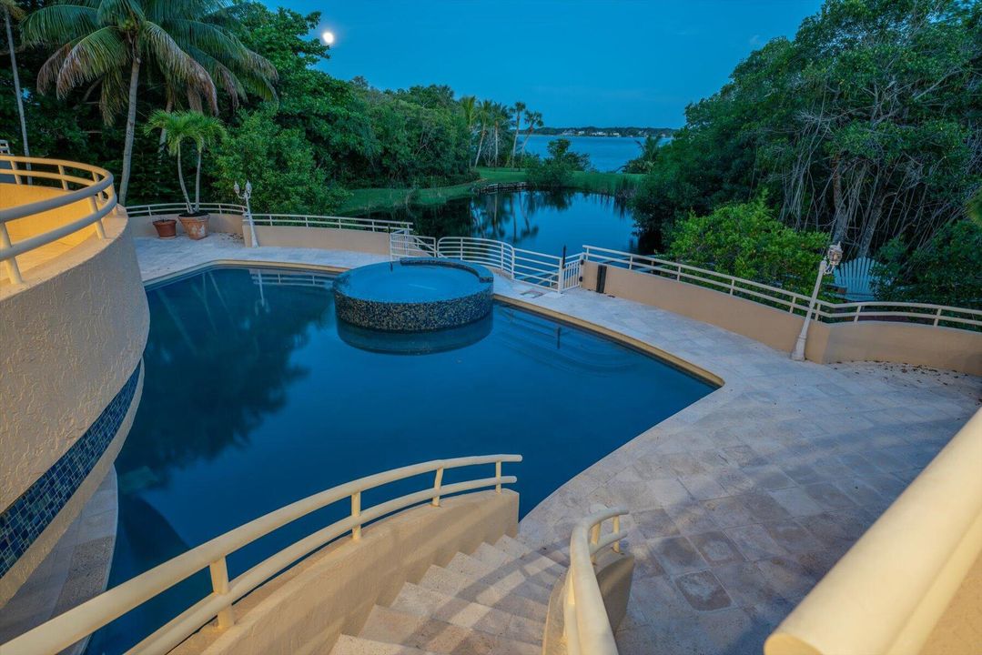 合同活跃: $5,500,000 (4 贝兹, 5 浴室, 8519 平方英尺)