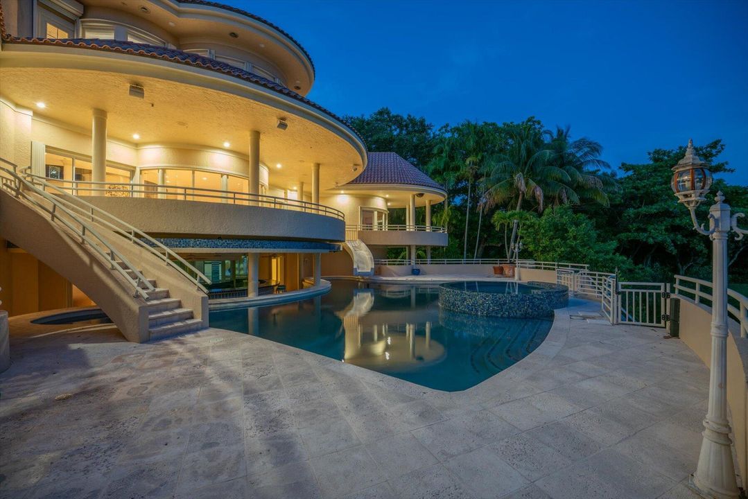 合同活跃: $5,500,000 (4 贝兹, 5 浴室, 8519 平方英尺)