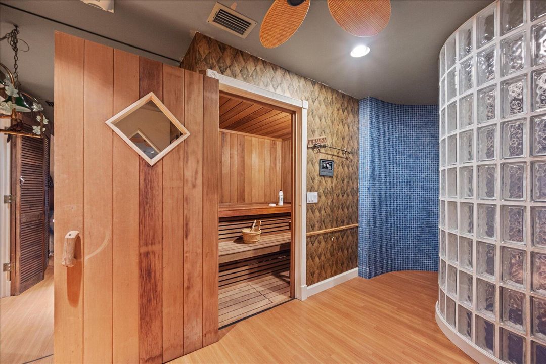 合同活跃: $5,500,000 (4 贝兹, 5 浴室, 8519 平方英尺)