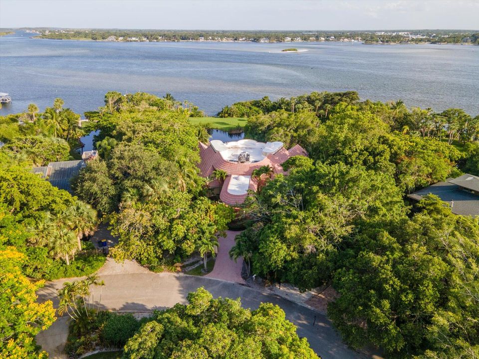 合同活跃: $5,500,000 (4 贝兹, 5 浴室, 8519 平方英尺)