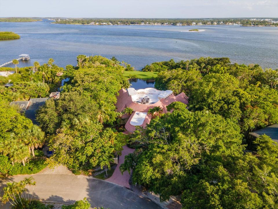 合同活跃: $5,500,000 (4 贝兹, 5 浴室, 8519 平方英尺)