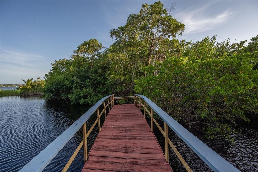 合同活跃: $5,500,000 (4 贝兹, 5 浴室, 8519 平方英尺)