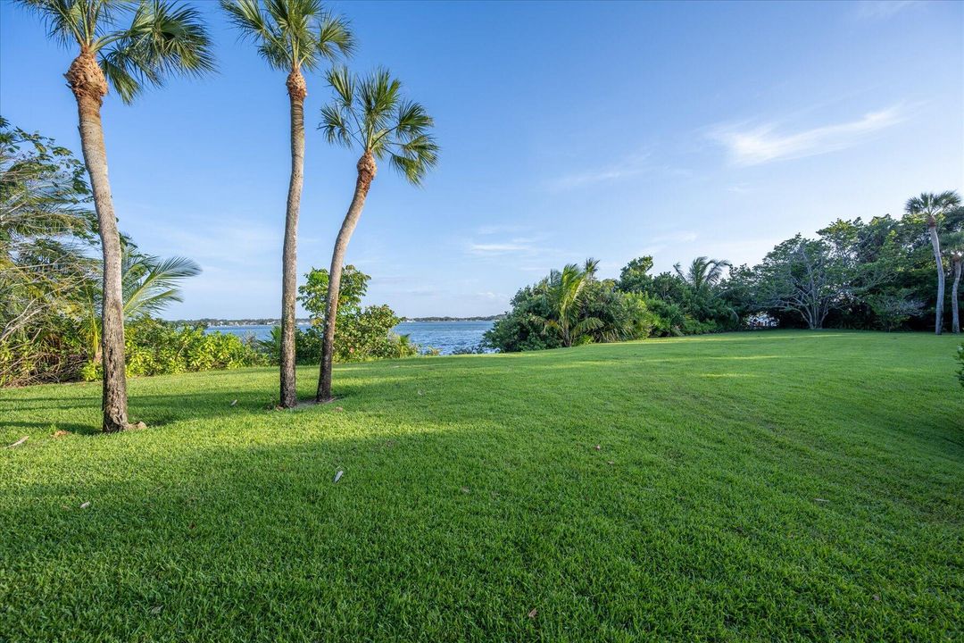 合同活跃: $5,500,000 (4 贝兹, 5 浴室, 8519 平方英尺)