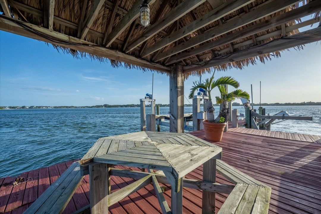 合同活跃: $5,500,000 (4 贝兹, 5 浴室, 8519 平方英尺)