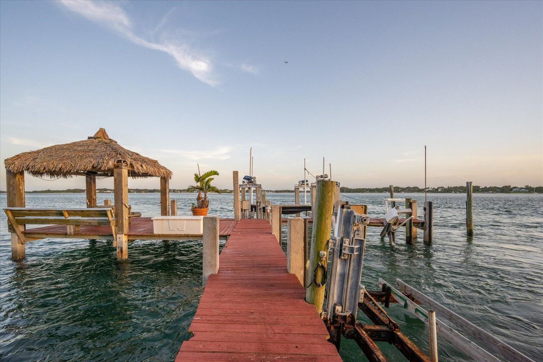 合同活跃: $5,500,000 (4 贝兹, 5 浴室, 8519 平方英尺)