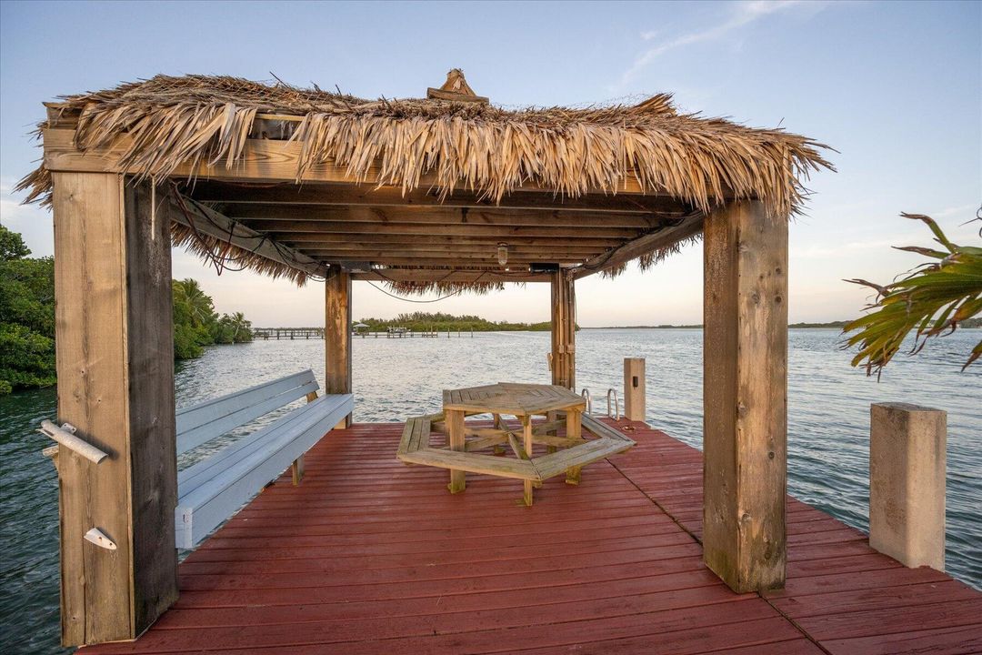 合同活跃: $5,500,000 (4 贝兹, 5 浴室, 8519 平方英尺)