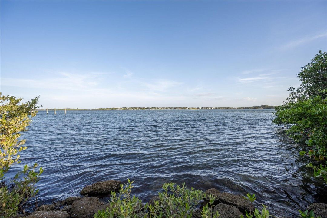 合同活跃: $5,500,000 (4 贝兹, 5 浴室, 8519 平方英尺)