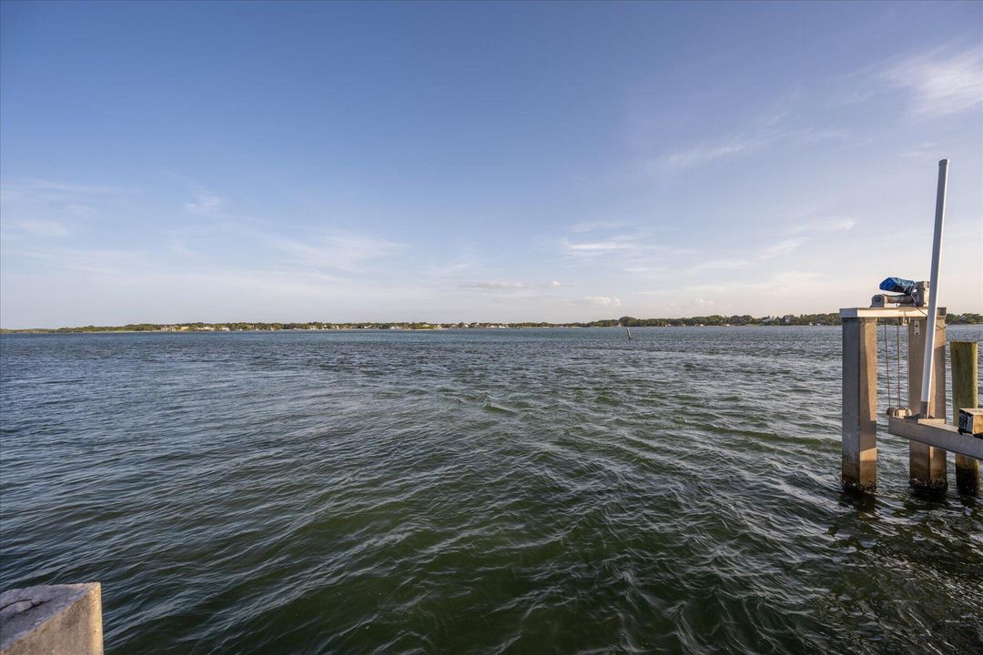 合同活跃: $5,500,000 (4 贝兹, 5 浴室, 8519 平方英尺)