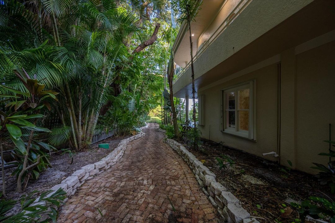 合同活跃: $5,500,000 (4 贝兹, 5 浴室, 8519 平方英尺)