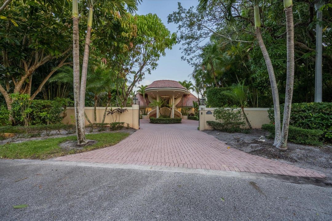 合同活跃: $5,500,000 (4 贝兹, 5 浴室, 8519 平方英尺)