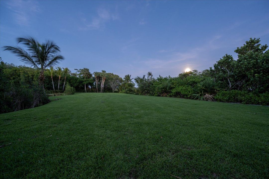 合同活跃: $5,500,000 (4 贝兹, 5 浴室, 8519 平方英尺)