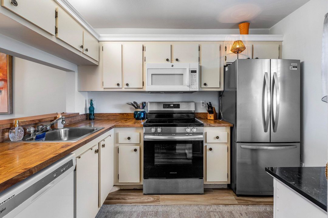 Под контрактом: $140,000 (2 спален, 2 ванн, 790 Квадратных фут)