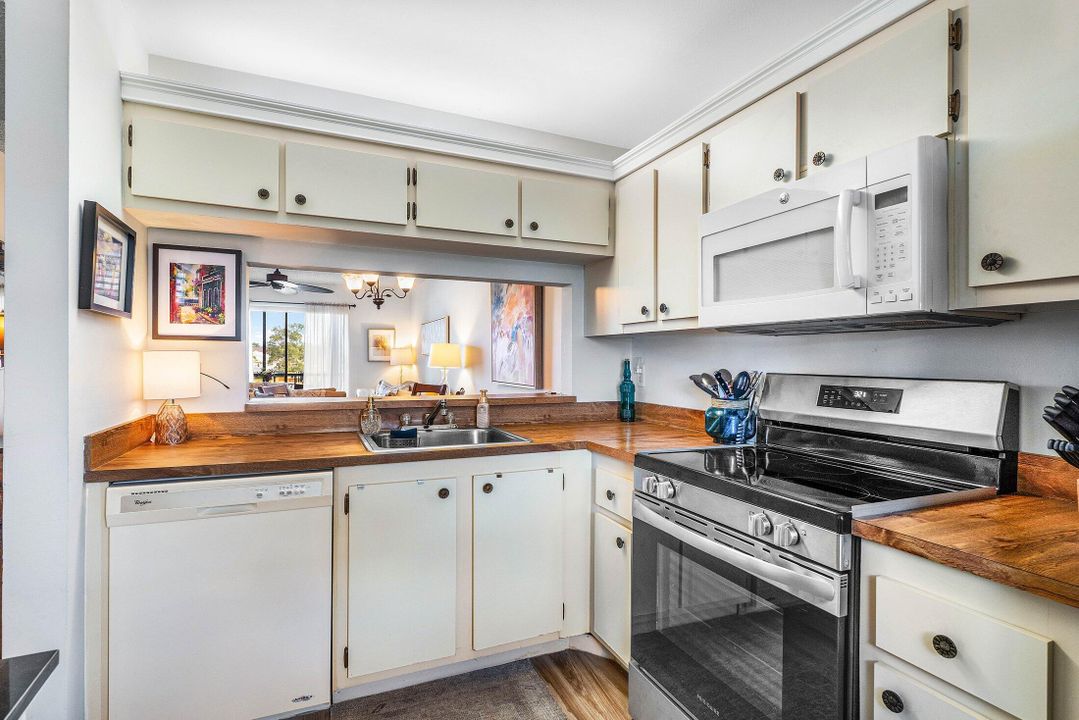 Под контрактом: $140,000 (2 спален, 2 ванн, 790 Квадратных фут)