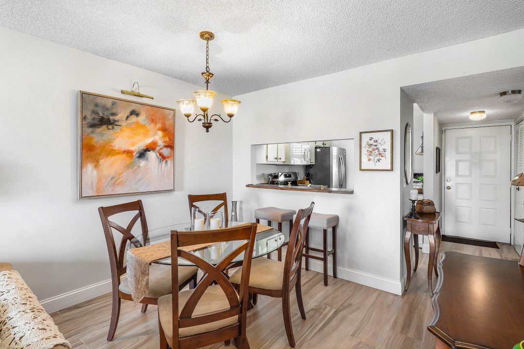 Под контрактом: $140,000 (2 спален, 2 ванн, 790 Квадратных фут)