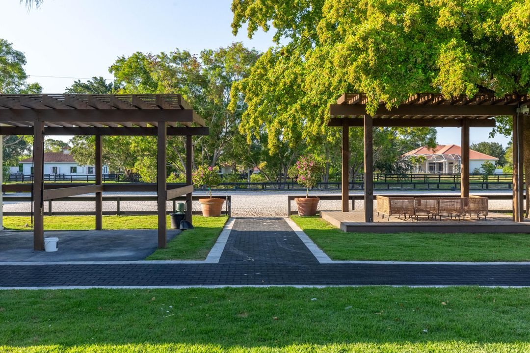 Activo con contrato: $12,500 (4 camas, 3 baños, 3254 Pies cuadrados)