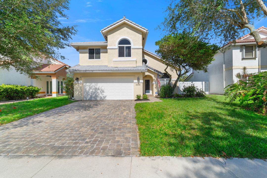 Activo con contrato: $624,900 (3 camas, 2 baños, 2036 Pies cuadrados)