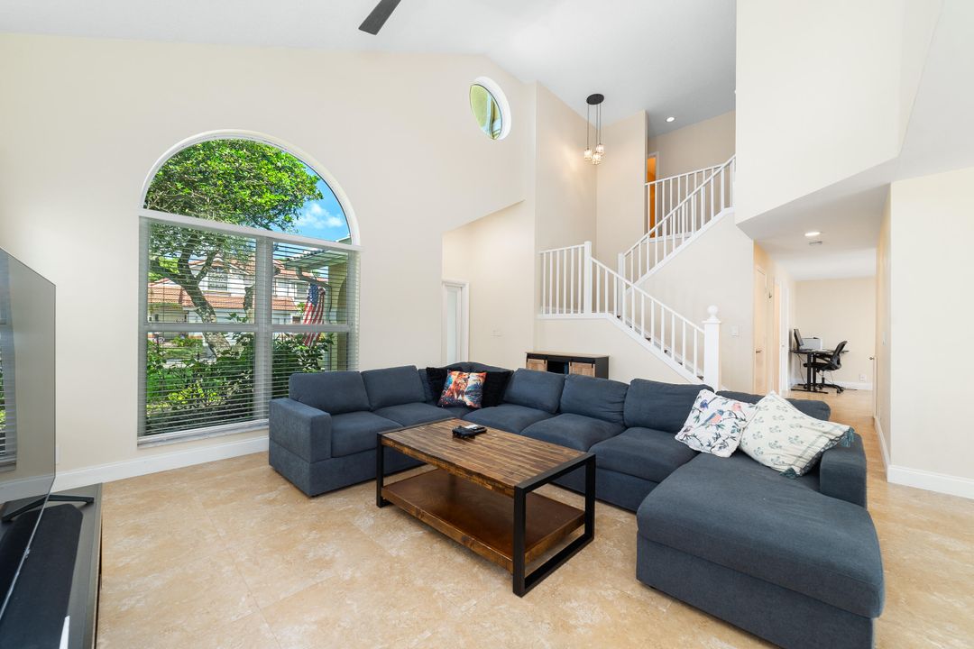 Activo con contrato: $624,900 (3 camas, 2 baños, 2036 Pies cuadrados)