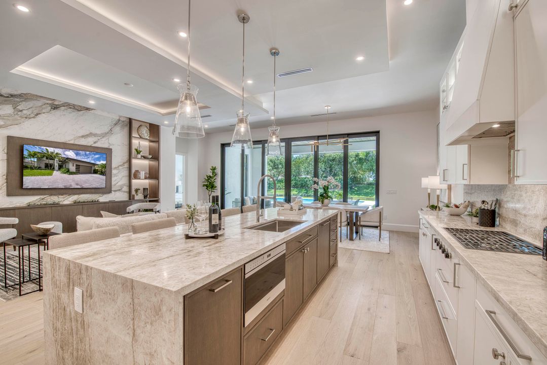 Active With Contract: $6,499,990 (5 beds, 4 baths, 4230 Square Feet)