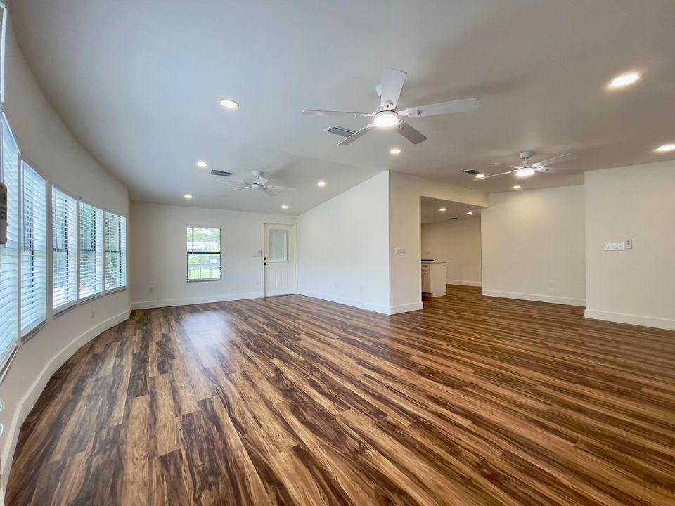 For Sale: $160,000 (2 beds, 2 baths, 1250 Square Feet)