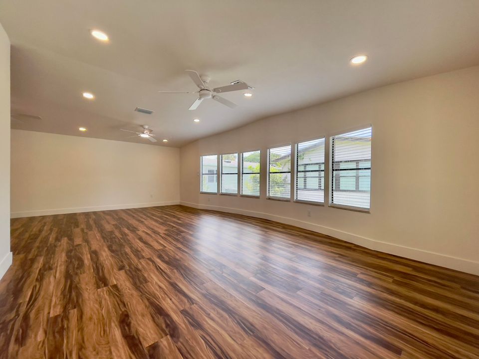 For Sale: $160,000 (2 beds, 2 baths, 1250 Square Feet)