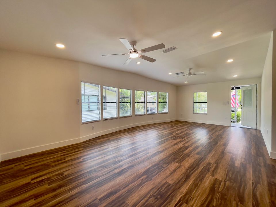 For Sale: $160,000 (2 beds, 2 baths, 1250 Square Feet)