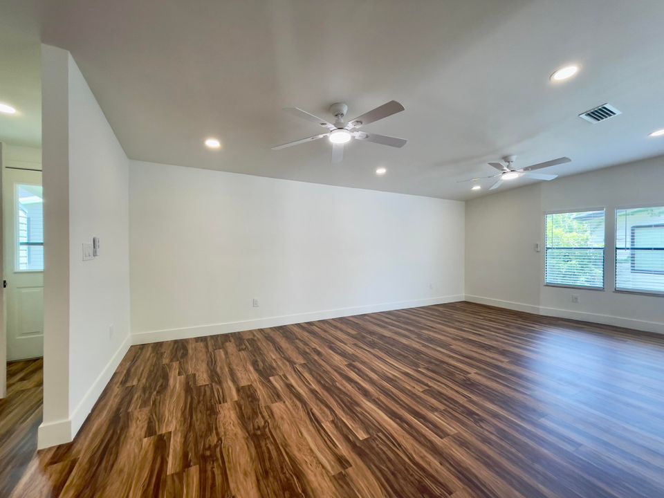 For Sale: $160,000 (2 beds, 2 baths, 1250 Square Feet)