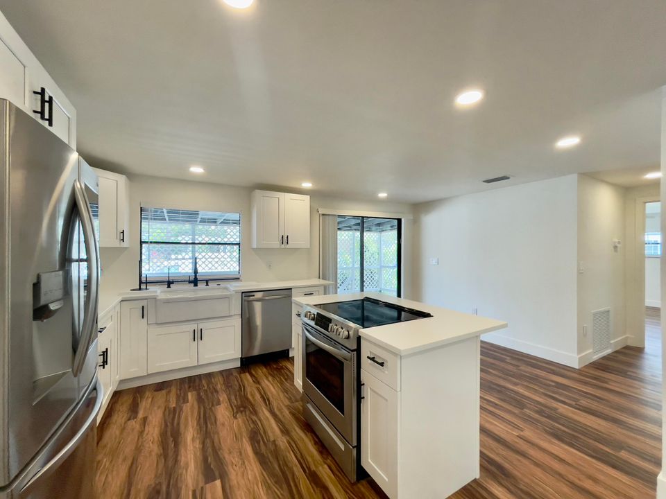 For Sale: $160,000 (2 beds, 2 baths, 1250 Square Feet)