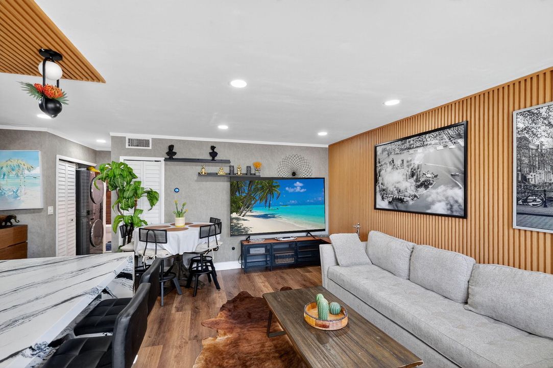 For Sale: $465,000 (1 beds, 1 baths, 590 Square Feet)