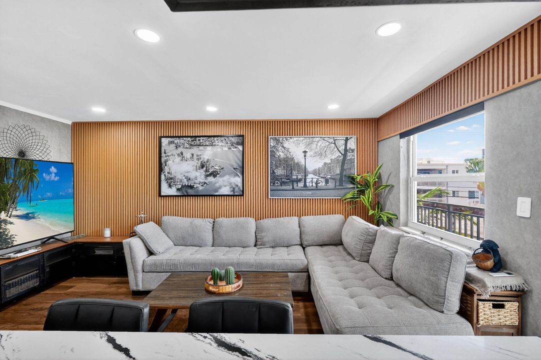 For Sale: $465,000 (1 beds, 1 baths, 590 Square Feet)