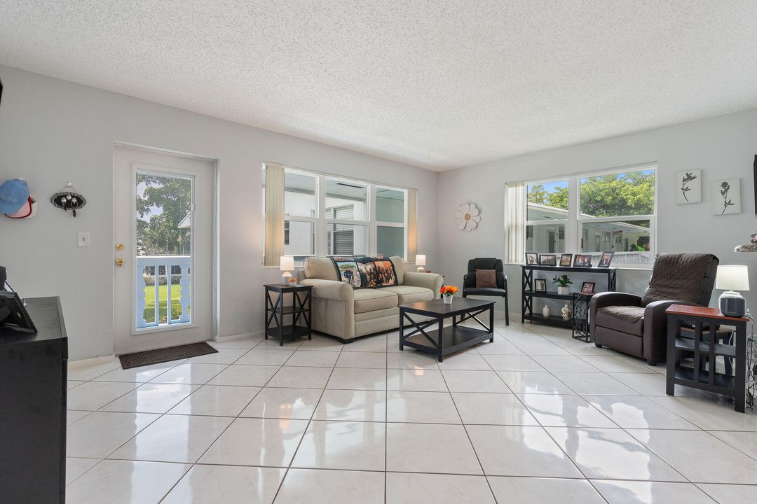 合同活跃: $94,000 (1 贝兹, 1 浴室, 703 平方英尺)