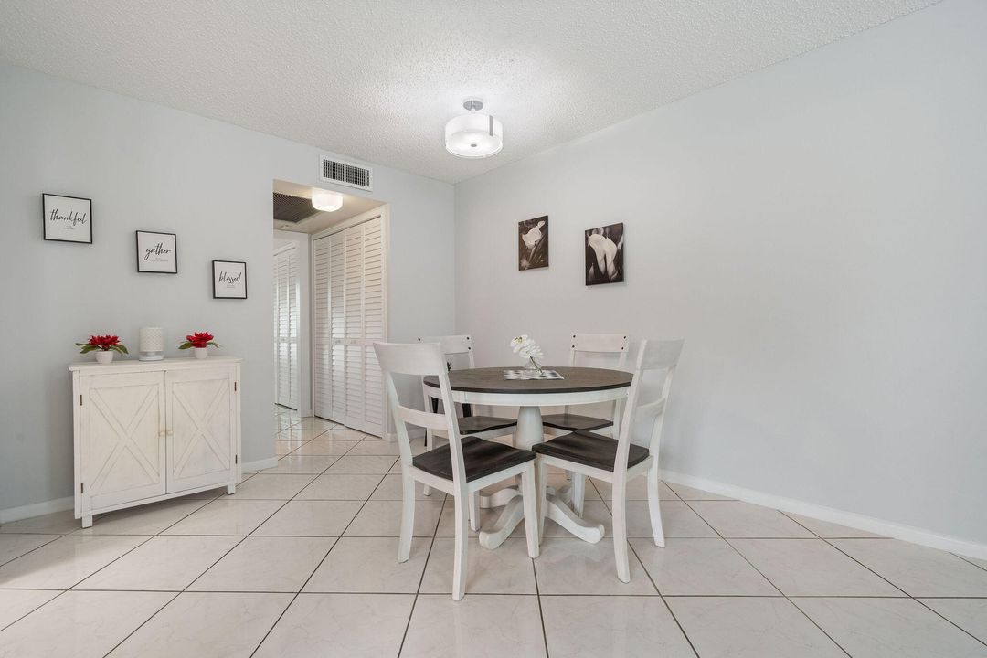 合同活跃: $94,000 (1 贝兹, 1 浴室, 703 平方英尺)