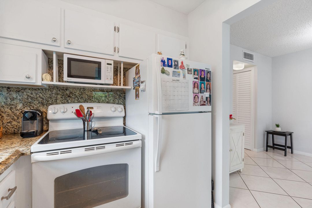 合同活跃: $94,000 (1 贝兹, 1 浴室, 703 平方英尺)