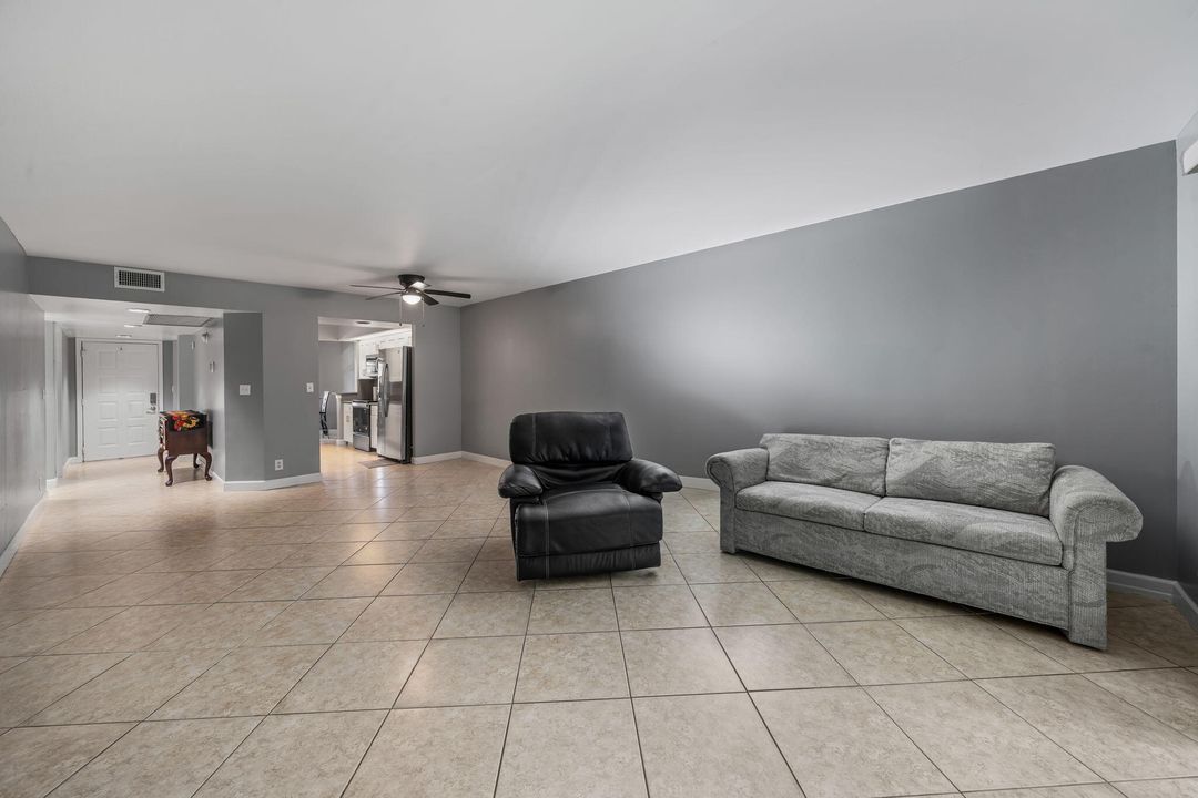 合同活跃: $199,999 (2 贝兹, 2 浴室, 1157 平方英尺)