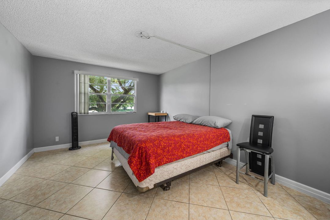 合同活跃: $199,999 (2 贝兹, 2 浴室, 1157 平方英尺)