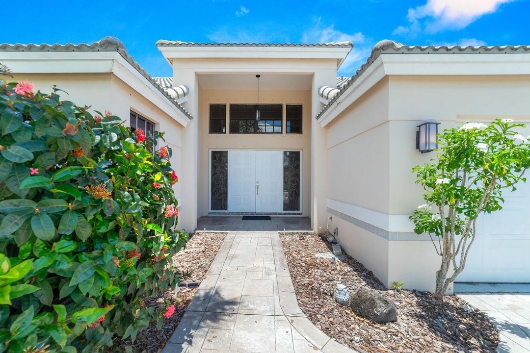 合同活跃: $830,000 (4 贝兹, 2 浴室, 2482 平方英尺)