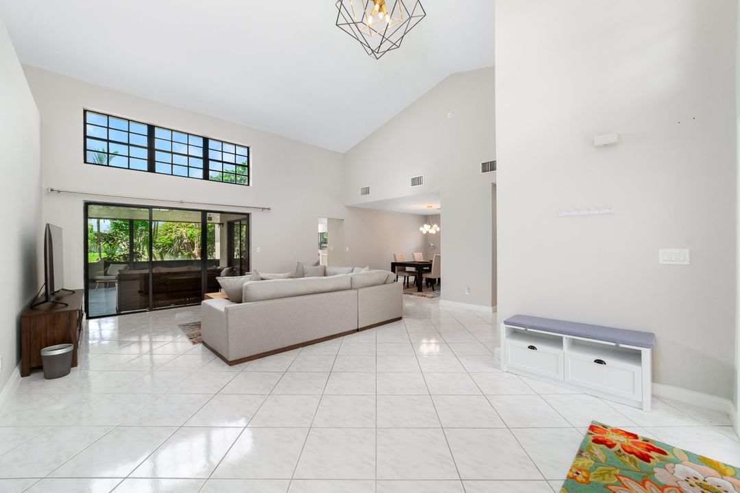 合同活跃: $830,000 (4 贝兹, 2 浴室, 2482 平方英尺)