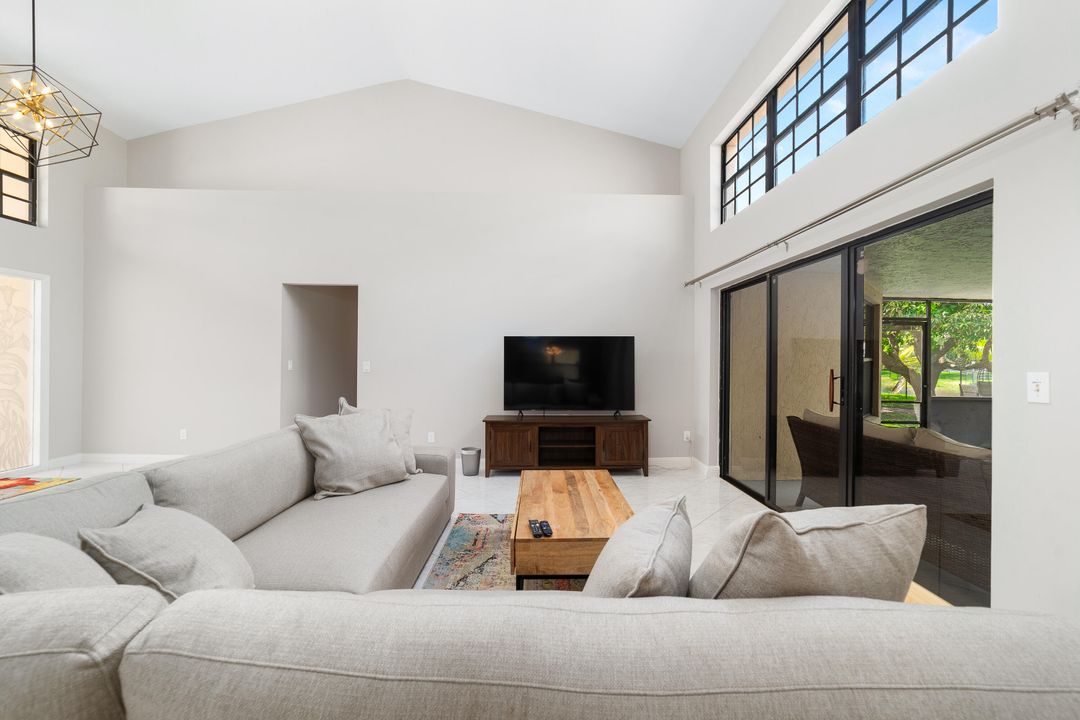 合同活跃: $830,000 (4 贝兹, 2 浴室, 2482 平方英尺)