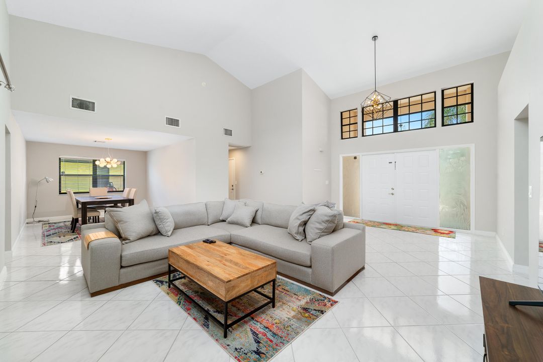 合同活跃: $830,000 (4 贝兹, 2 浴室, 2482 平方英尺)