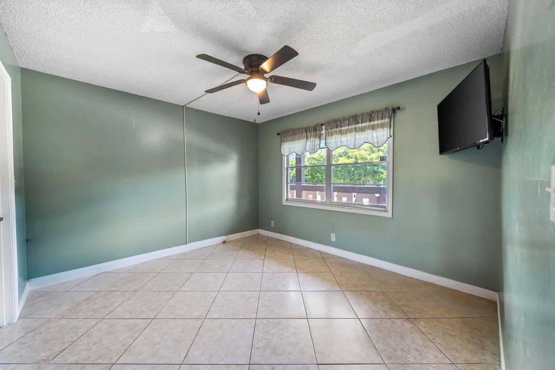 合同活跃: $199,999 (2 贝兹, 2 浴室, 1157 平方英尺)