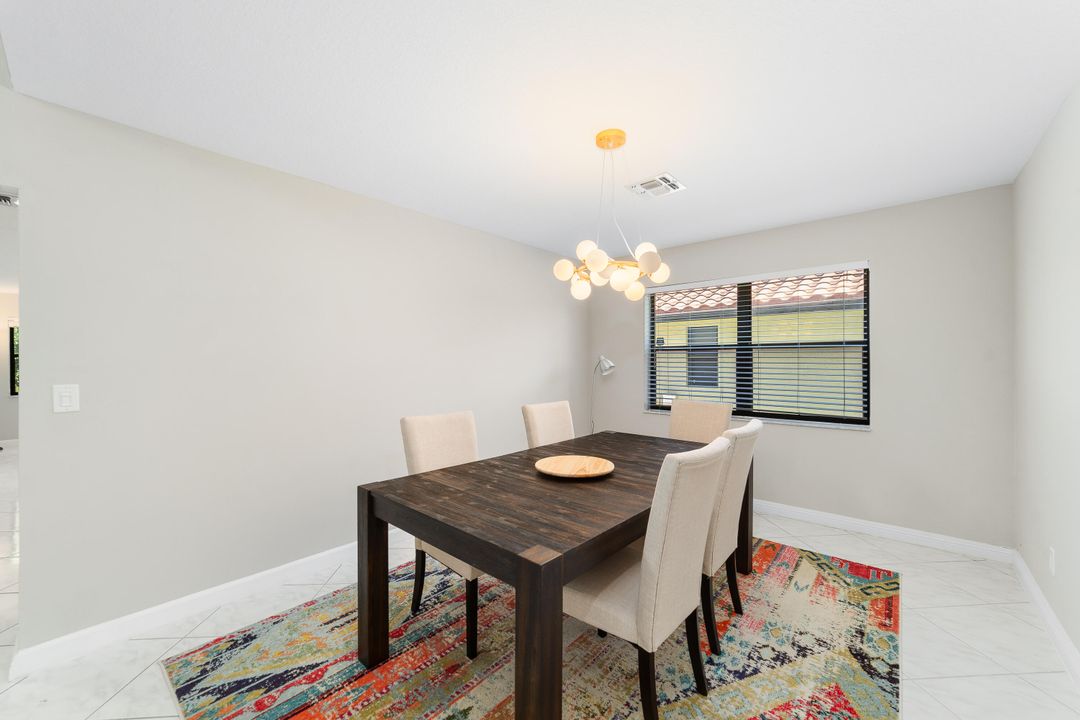 合同活跃: $830,000 (4 贝兹, 2 浴室, 2482 平方英尺)