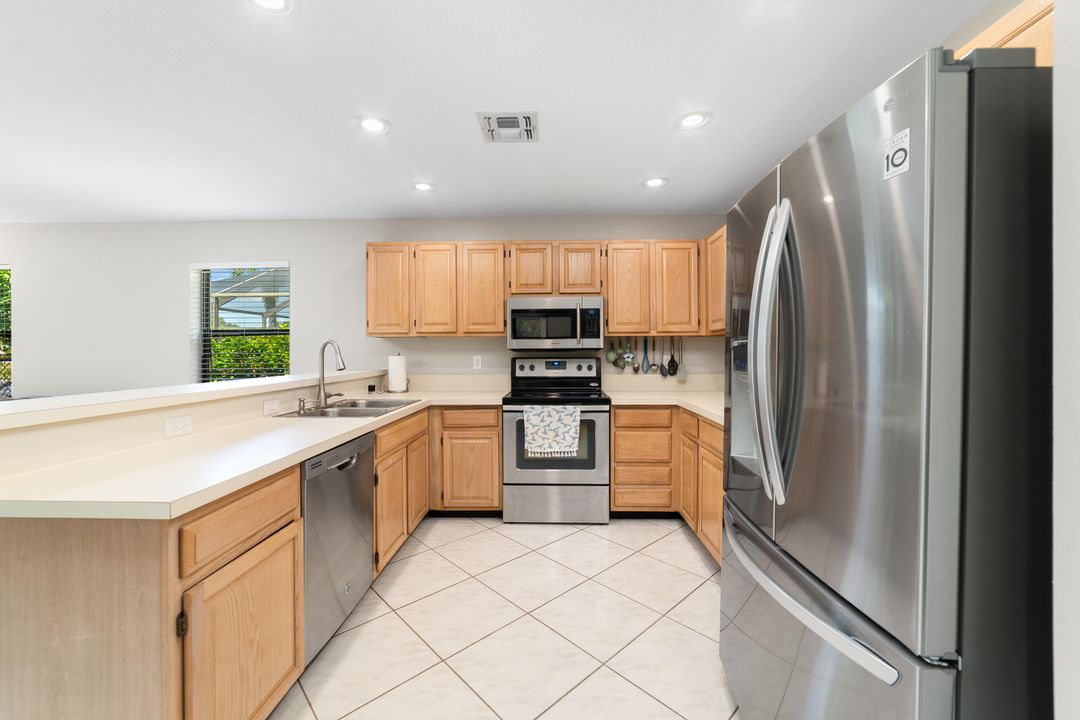 合同活跃: $830,000 (4 贝兹, 2 浴室, 2482 平方英尺)