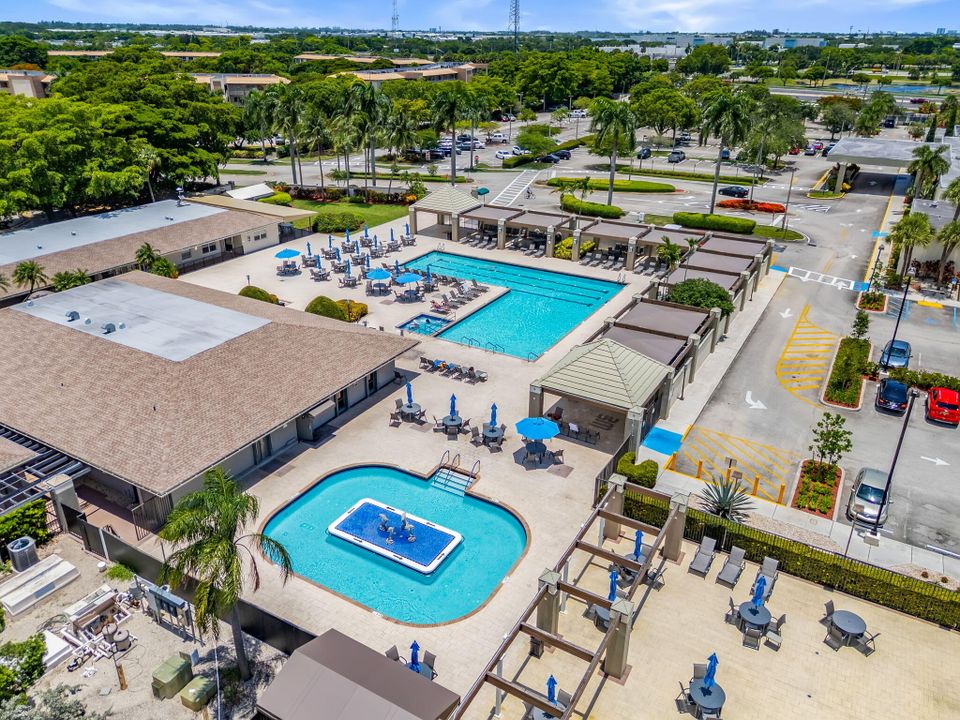 合同活跃: $199,999 (2 贝兹, 2 浴室, 1157 平方英尺)